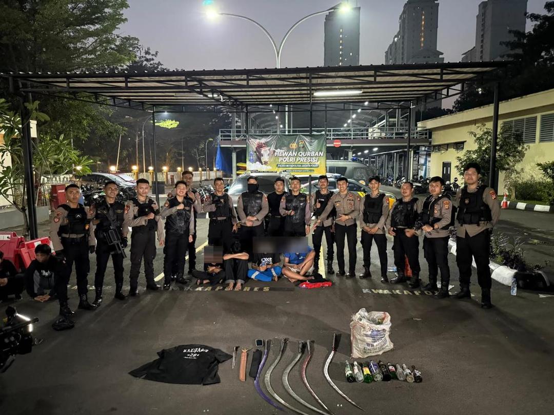 Polisi Tangkap 4 Remaja Bawa Senjata Tajam untuk Tawuran di Jakpus