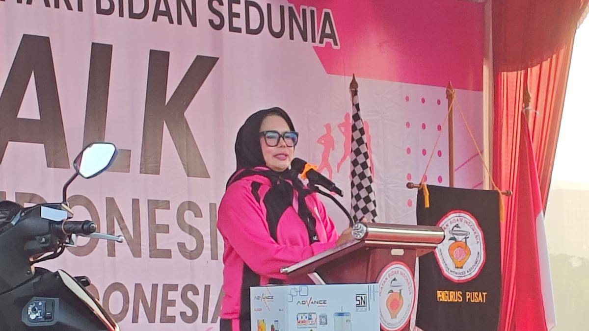 Fun Walk dalam rangka HUT IBI ke-74 dan Hari Bidan Internasional (International Day of the Midwife/IDM) Tahun 2025 pada Minggu (8/6/2025) di CFD Jakarta. (IDN Times/Febriyanti Revitasari)