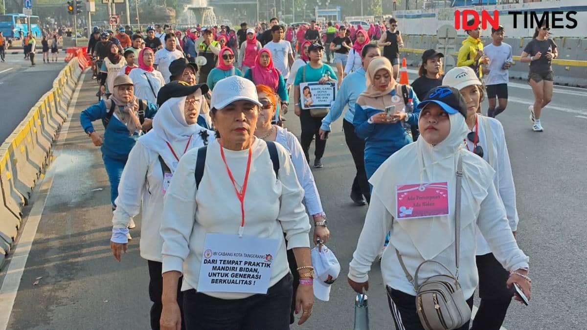 Fun Walk dalam rangka HUT IBI ke-74 dan Hari Bidan Internasional (International Day of the Midwife/IDM) Tahun 2025 pada Minggu (8/6/2025) di CFD Jakarta. (IDN Times/Febriyanti Revitasari)