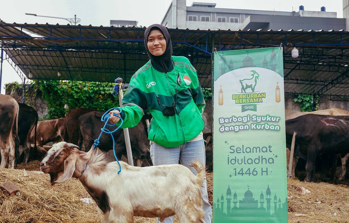 [Jakarta] Foto 3 - Antusiasme salah seorang Mitra Pengemudi Grab yang mendapat apresiasi berupa hewan kurban kambing dalam semarak Iduladha 1446 H.jpeg