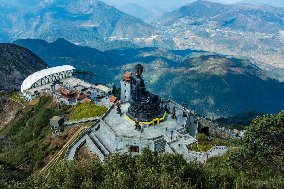 potret patung Buddha di Fansipan Mountain (pexels.com/Kirandeep Singh Walia)