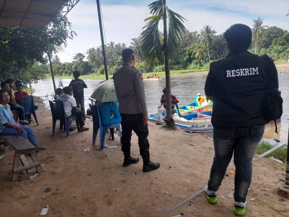 Personil kepolisian saat berpatroli di area wisata sungai Kelekar. (Dok. Istimewa)