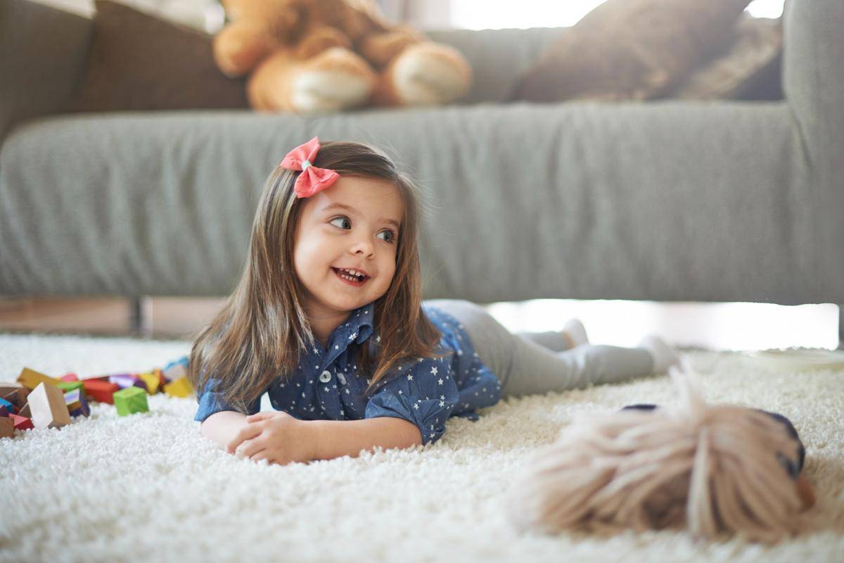 Ilustrasi anak bermain di atas karpet (freepik.com/gpointstudio)