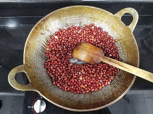 ilustrasi goreng kacang (commons.wikimedia.org/Yarzaryeni)