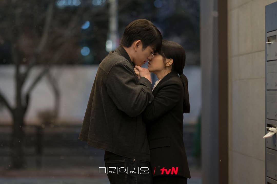 Lee Ho Su (Jinyoung) dan Yu Mi Ji (Park Bo Young) dalam drakor Our Unwritten Seoul (dok. Netflix/Our Unwritten Seoul)