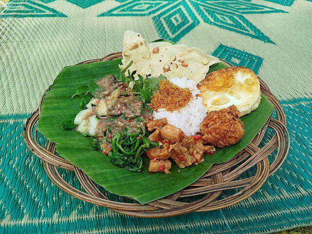 ilustrasi pecel pincuk (commons.wikimedia.org/Gwennypie)