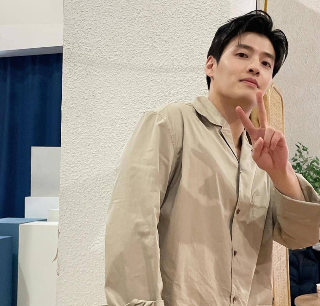 Kang Ha Neul (instagram.com/kanghaneul_official)