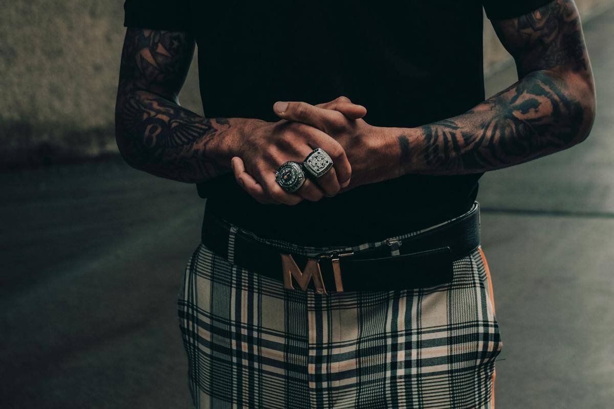 ilustrasi pria memakai kaus dimasukkan ke celana (unsplash.com/Brandon Webb) 