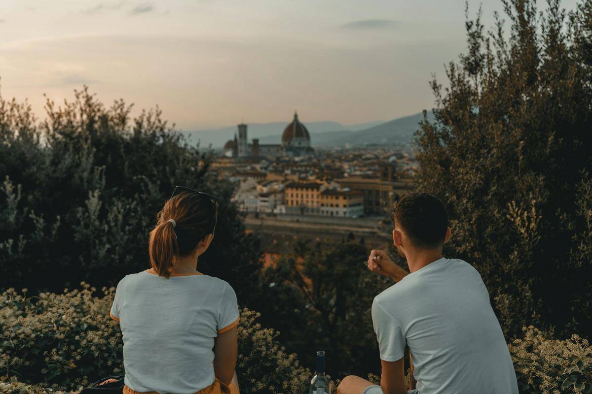 ilustrasi dua teman (unsplash.com/ClayBanks)