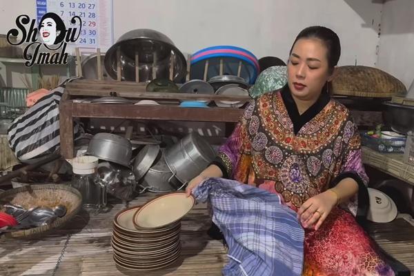 7 Potret Soimah Bantu Tetangga Hajatan untuk Nikahan, Ikut Masak Besar