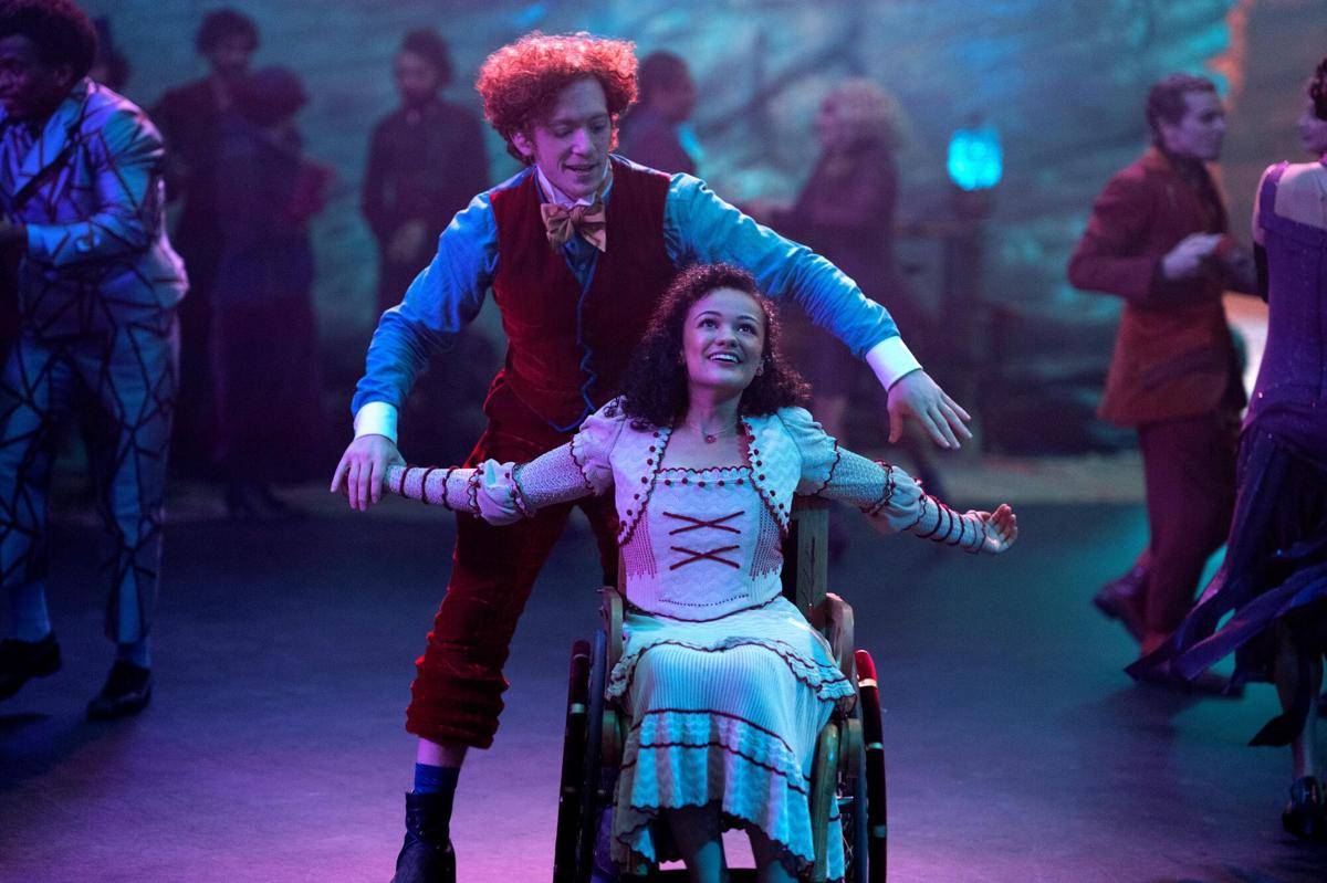 Marissa Bode dan Ethan Slater dalam film Wicked. (dok. Universal Pictures/Wicked)