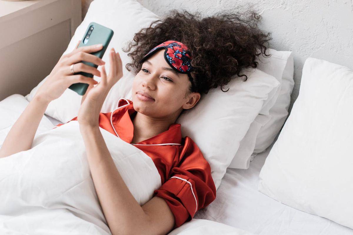 ilustrasi melihat smartphone (pexels.com/Pavel Danilyuk)