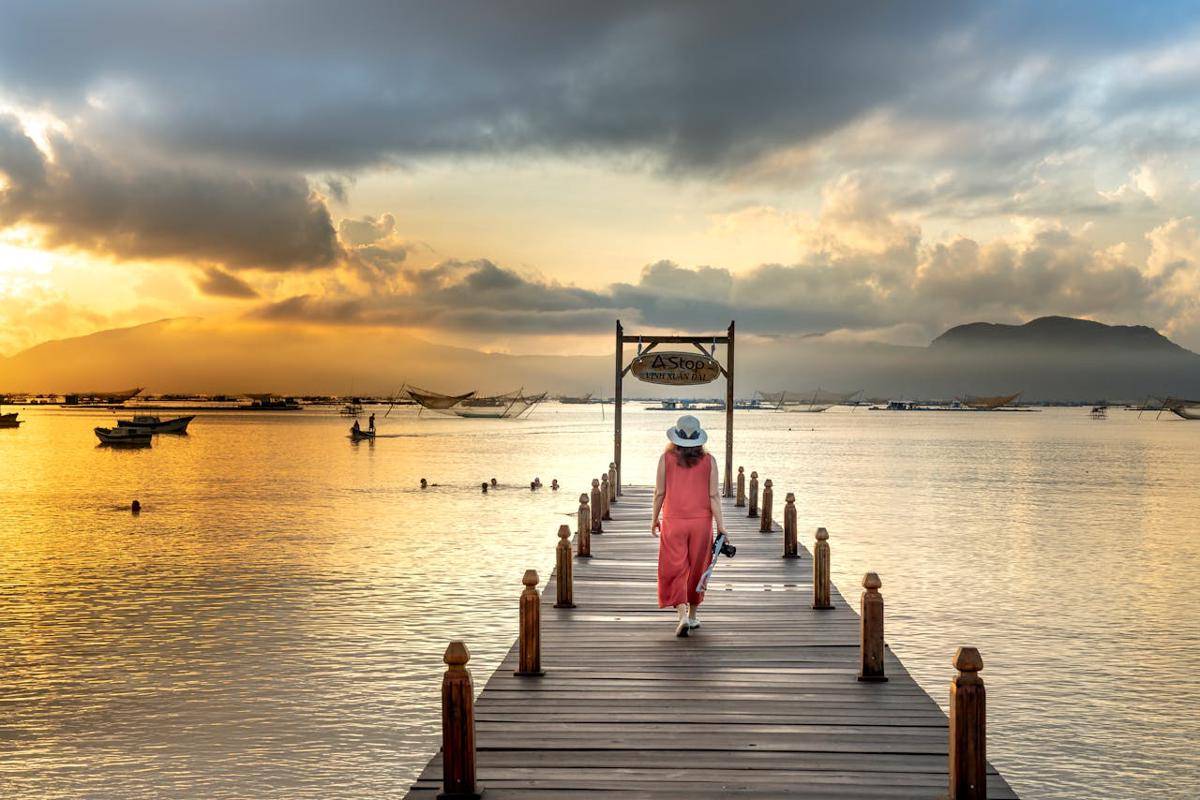 ilustrasi berjalan di dermaga (pexels.com/Quang Nguyen Vinh)