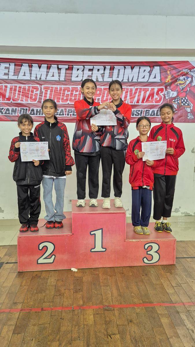 Tim beregu Jiti putri tingkat SD Kota Denpasar berhasil meraih medali emas. (dok.Pribadi/Ari Budiadnyana)