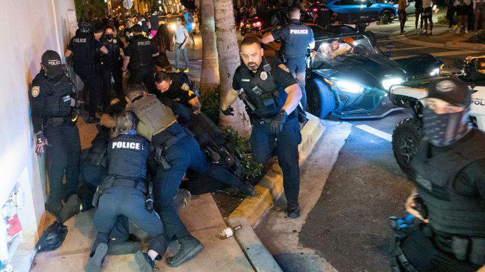 Jam Malam Diberlakukan, Tapi Los Angeles Makin Memanas