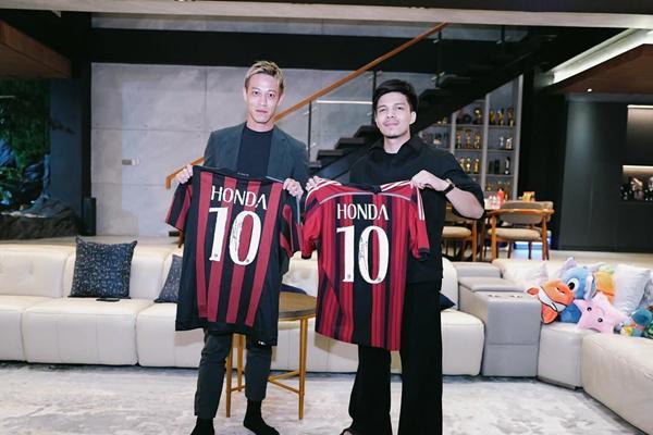 7 Potret Atta Ketemu Keisuke Honda Mantan Pemain AC Milan, Ajak Makan Rendang