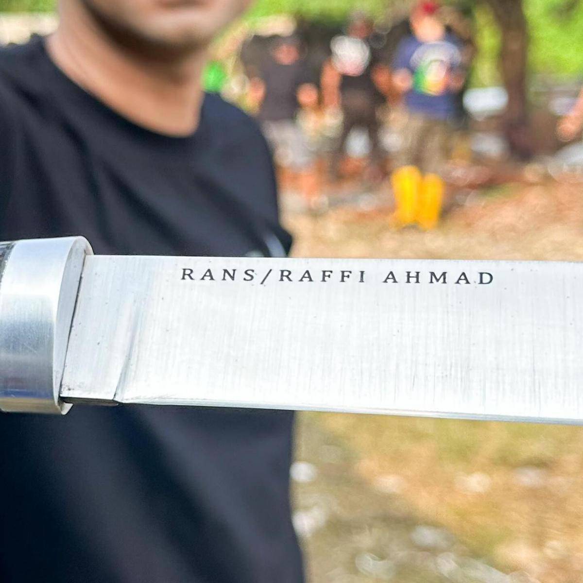 Raffi Ahmad nyembelih hewan kurban (Instagram.com/raffianagita1717)