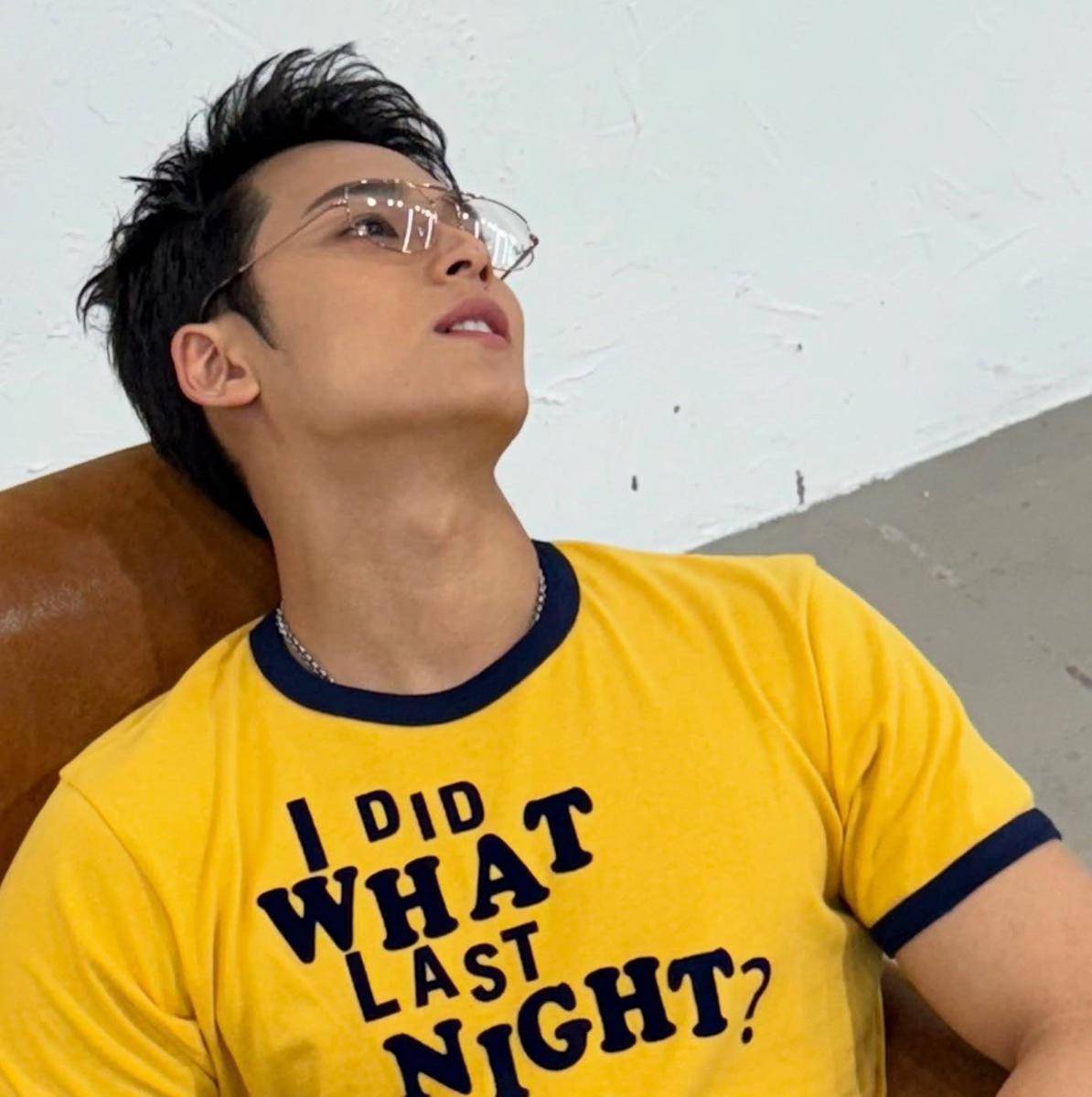 idol yang pakai kaus I Did What Last Night? (instagram.com/min9yu_k)