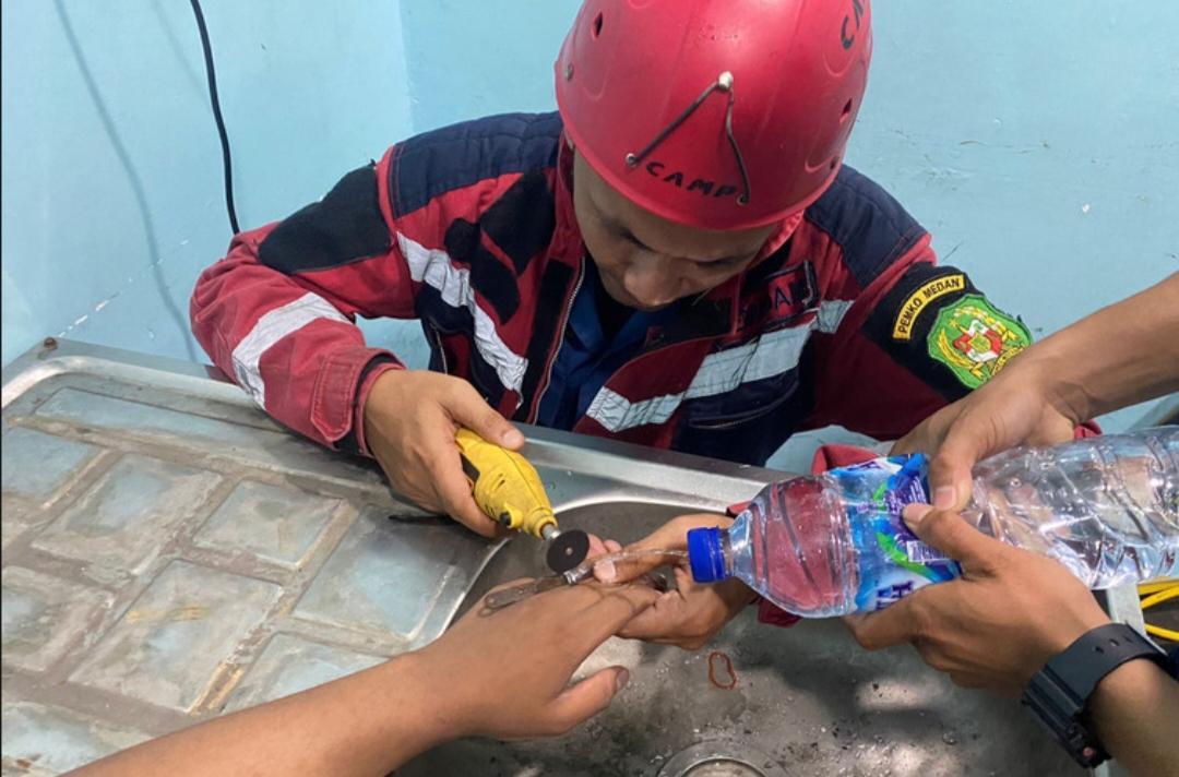 Sejak Januari 2025, Damkar Tangani 136 Kasus Pelepasan Cincin di Jari Warga Medan