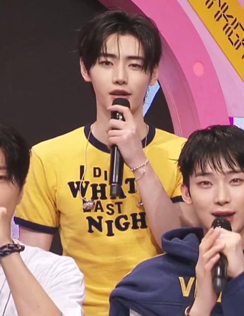 idol yang pakai kaus I Did What Last Night? (x.com/en_tashii)