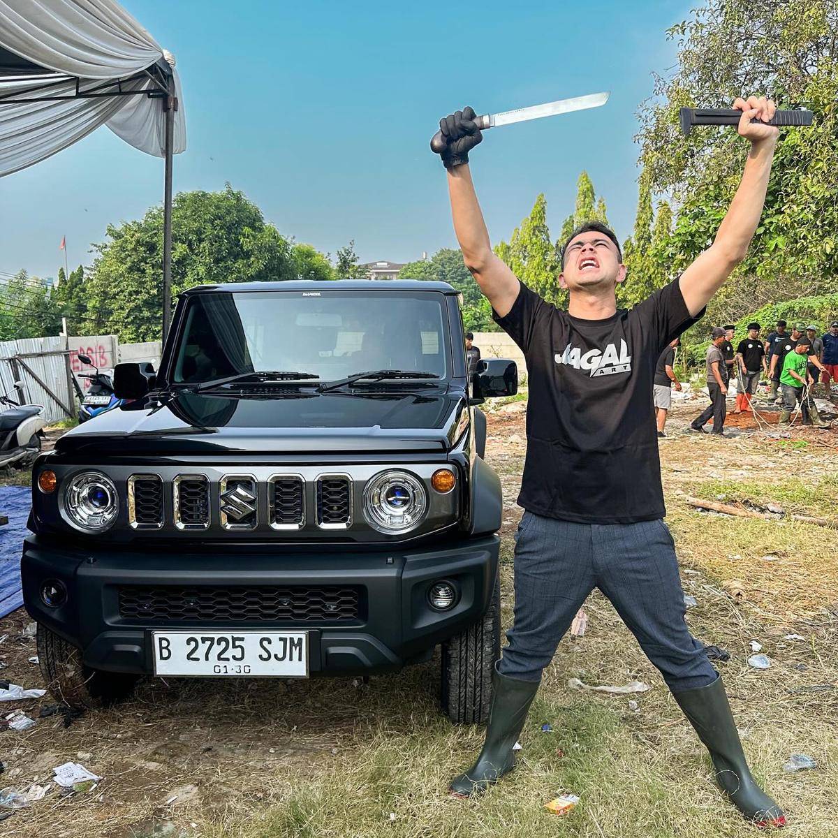 4.jpgRaffi Ahmad nyembelih hewan kurban (Instagram.com/raffianagita1717)