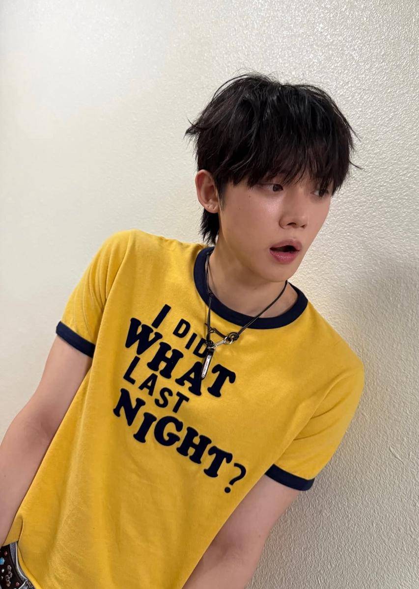idol yang pakai kaus I Did What Last Night? (instagram.com/yawnzzn)