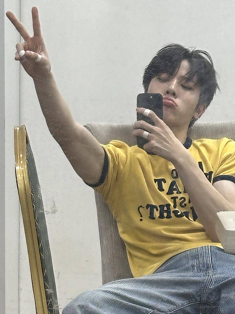idol yang pakai kaus I Did What Last Night? (x.com/treasuremembers)