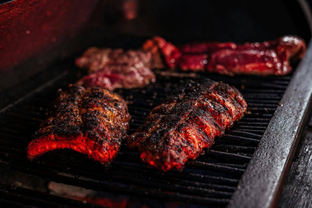 Ilustrasi membakar daging (unsplash.com/Luis Aleman)