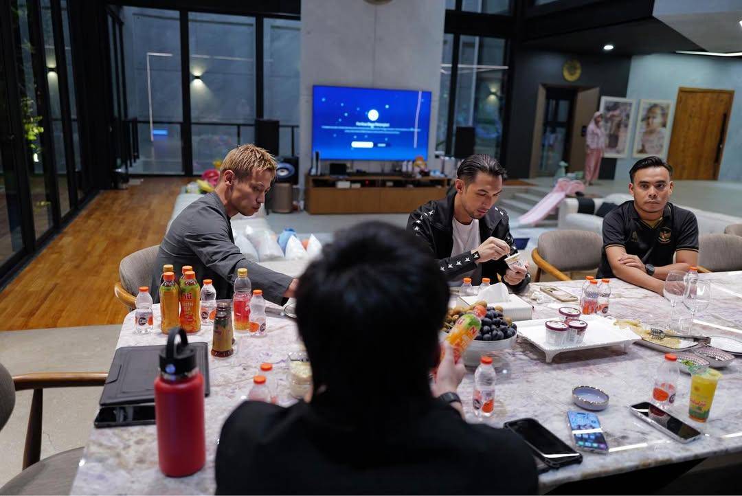 Atta Ketemu Keisuke Honda (Instagram.com/attahalilintar)