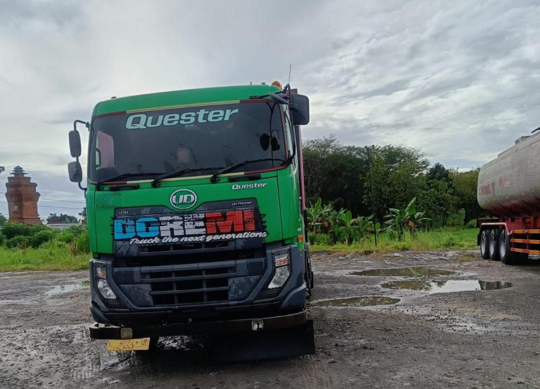 Sepeda motor dikendarai remaja putri tergelincir dan tertabrak truk di Desa Muneng, Kecamatan Pilangkenceng, Madiun. IDN Times/Istimewa.