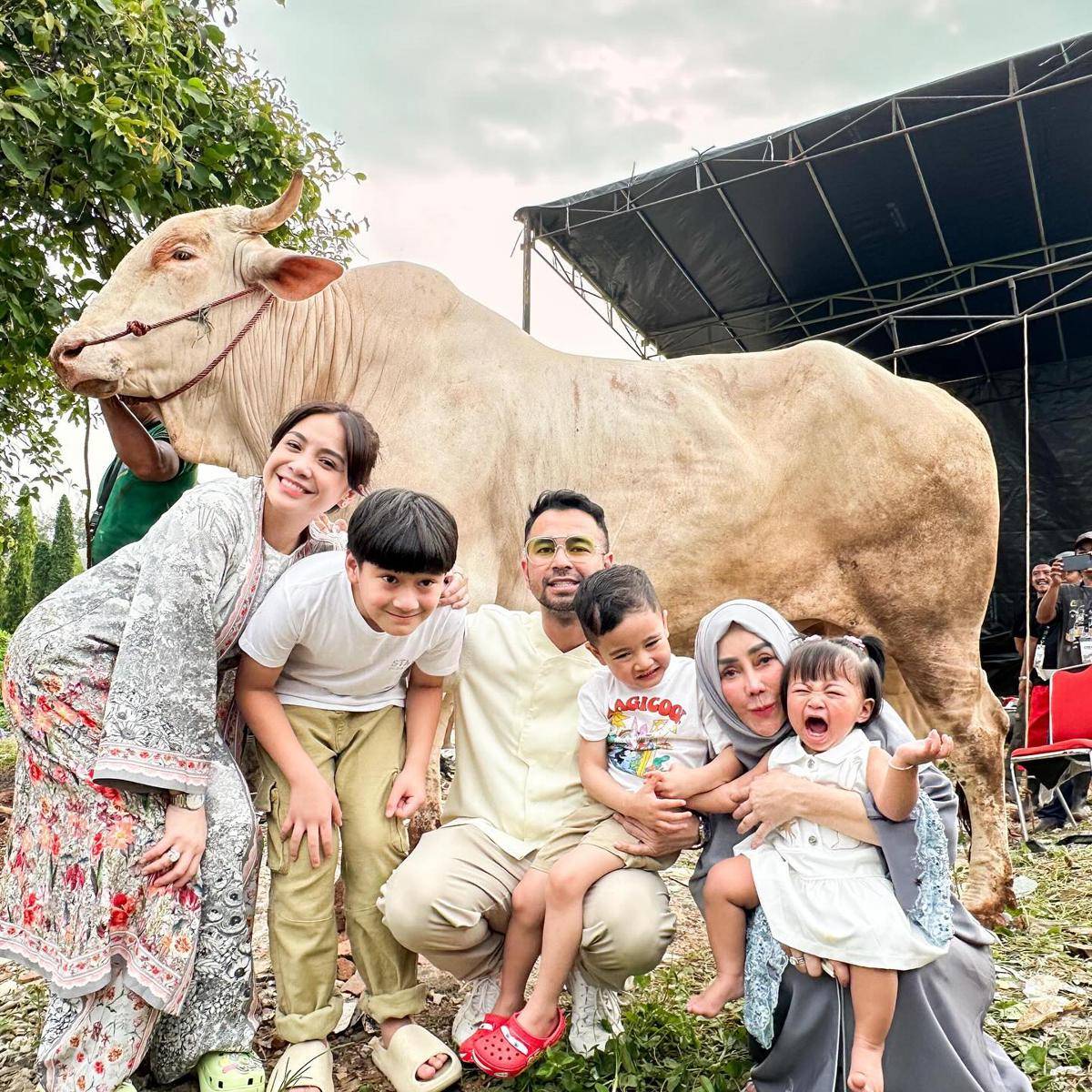 1.jpgRaffi Ahmad nyembelih hewan kurban (Instagram.com/raffianagita1717)