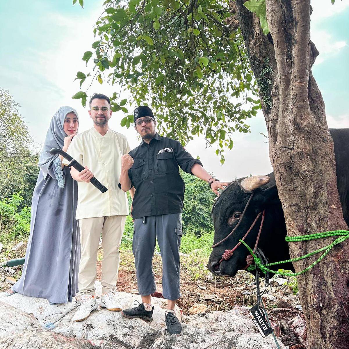 2.jpgRaffi Ahmad nyembelih hewan kurban (Instagram.com/raffianagita1717)