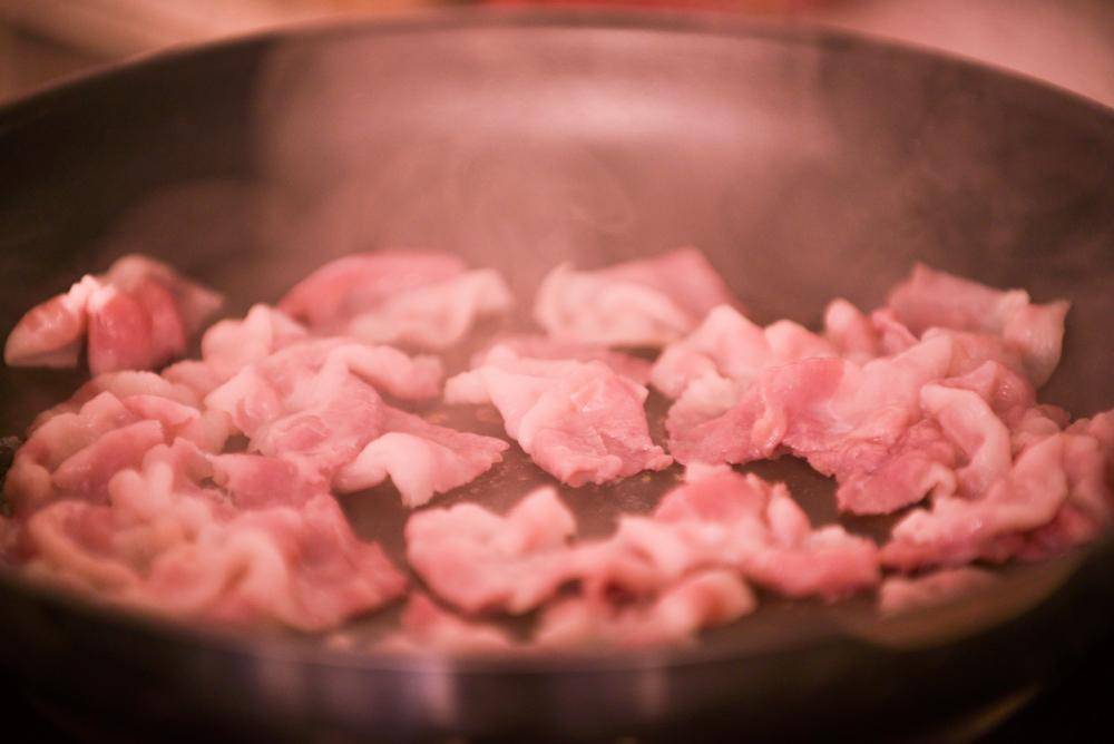 Ilustrasi memasak daging (unsplash.com/Morten Jakob Pedersen)