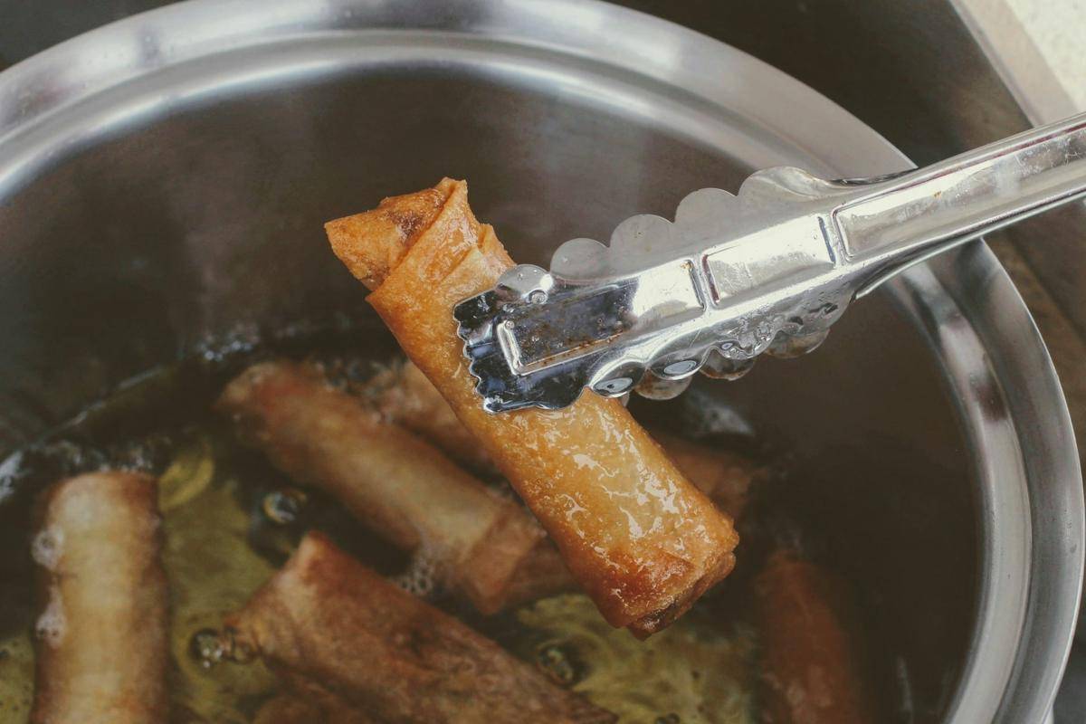 Ilustrasi makanan renyah digoreng dengan minyak babi (unsplash.com/Joshua Hoehne)
