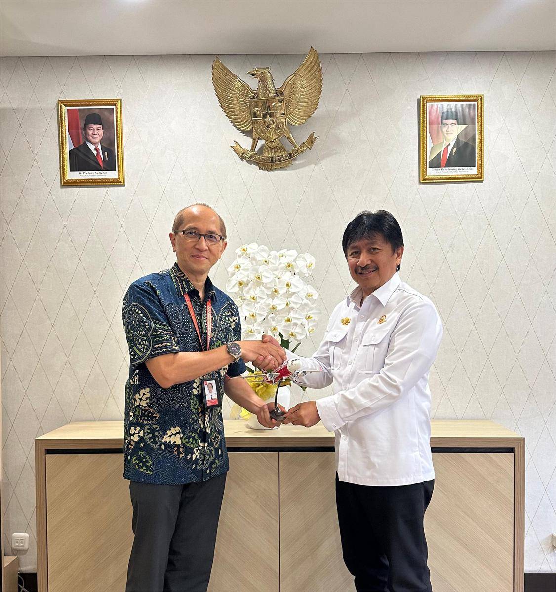 Captain Achmad Sadikin Abdurachman Bersama Lukman F Laisa, Direktur Jenderal Perhubungan Udara.jpg