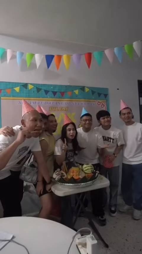 VS--ErnestPrakasaMohondoarestukawan-kawanBESOKSOTINGDIAWOYInstagram-0’02”.png