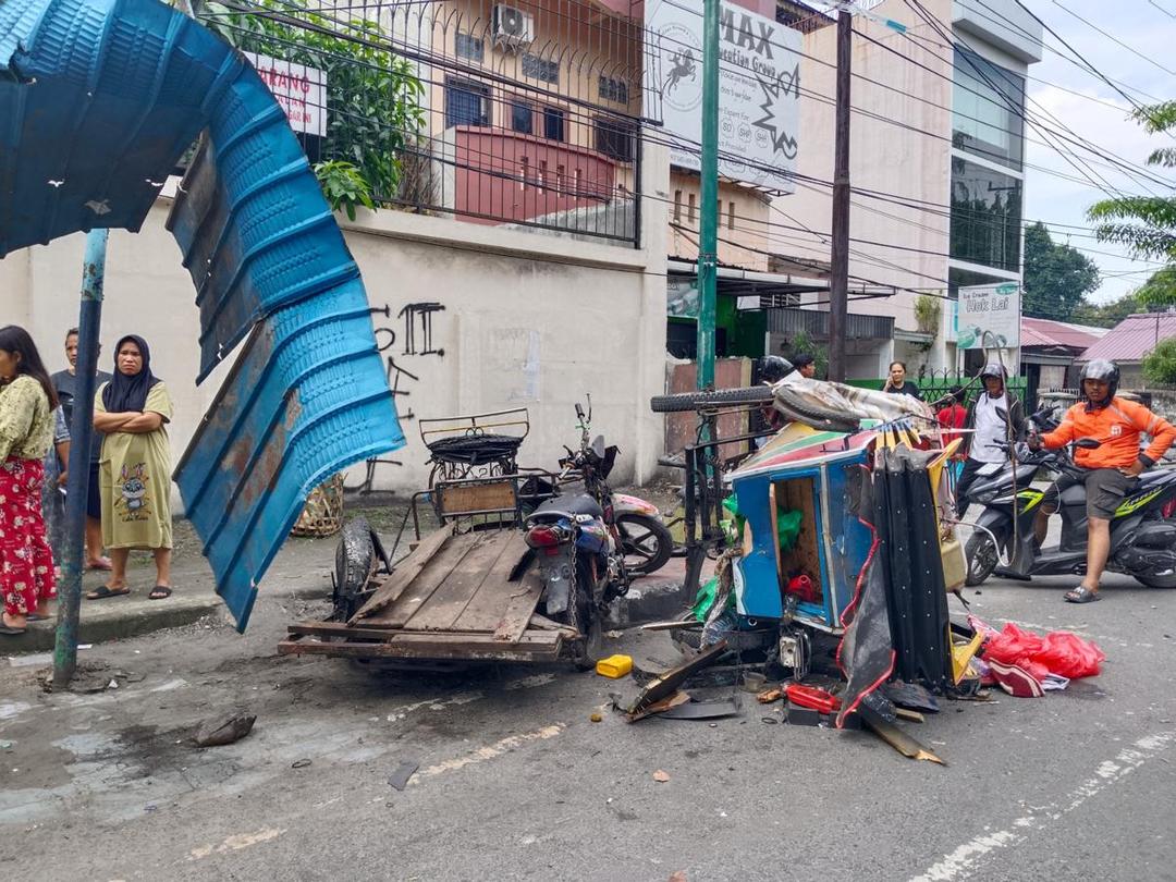 Angkot di Medan Hilang Kendali, Tabrak Becak, Halte Bus, hingga Tempat Tambal Ban