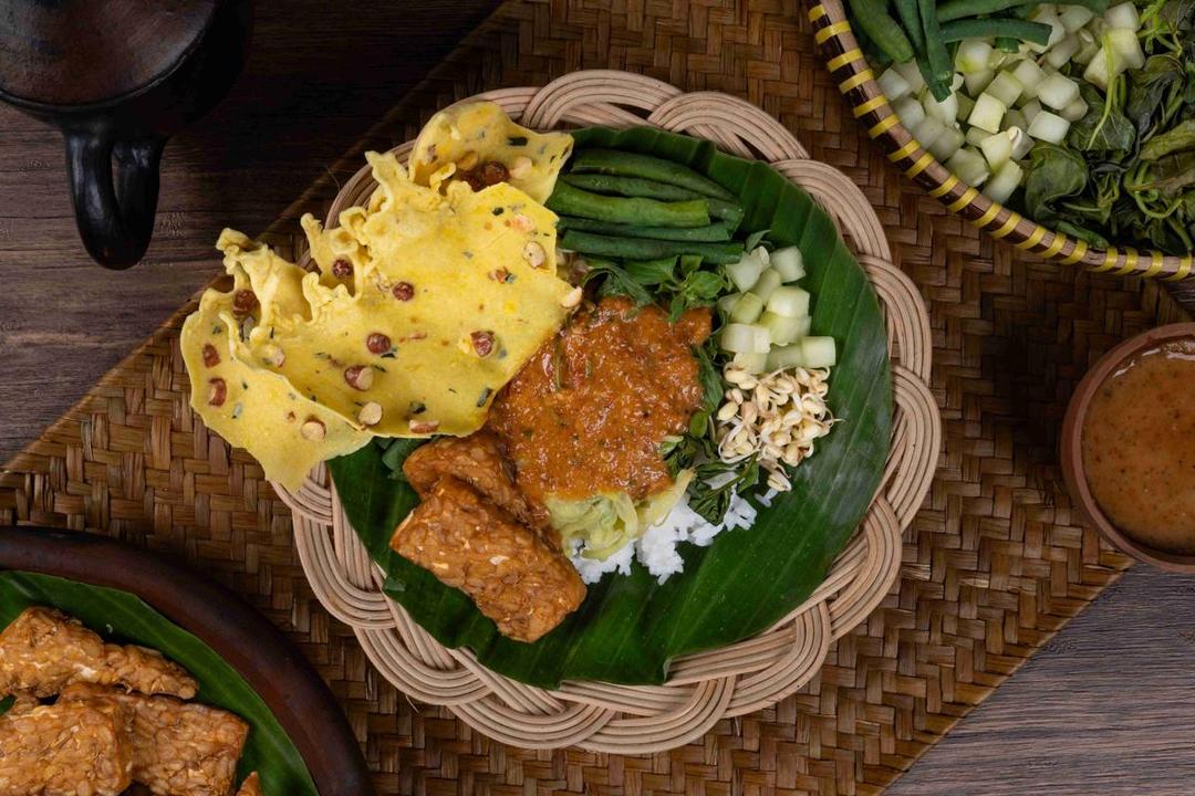 5 Tips Membuat Pecel Pincuk Khas Jawa yang Sambalnya Nendang dan Gak Pahit