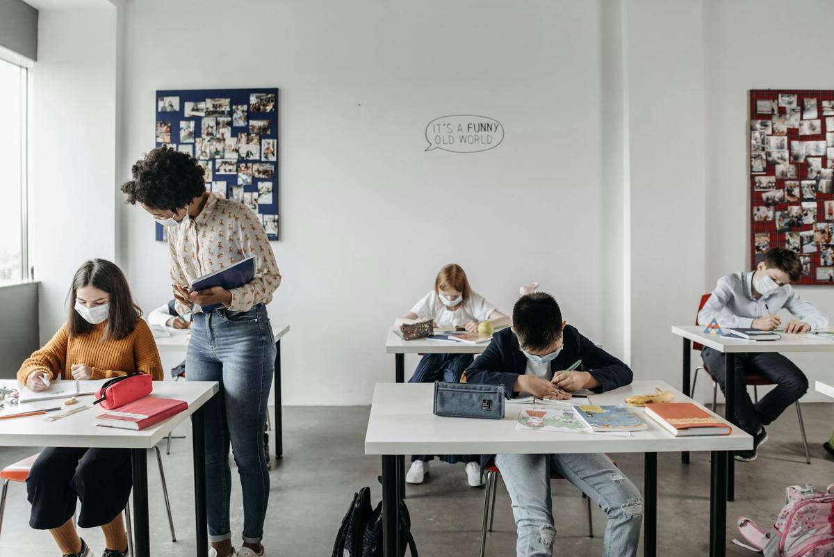ilustrasi guru dan siswa (pexels.com/Pavel Danilyuk)