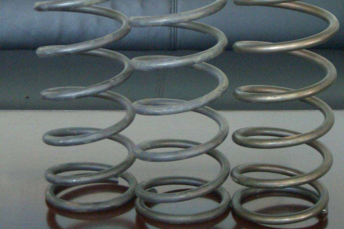 pegas inconel yang terbuat dari paduan tembaga nikel (commons.wikimedia.org/Heather Smith)