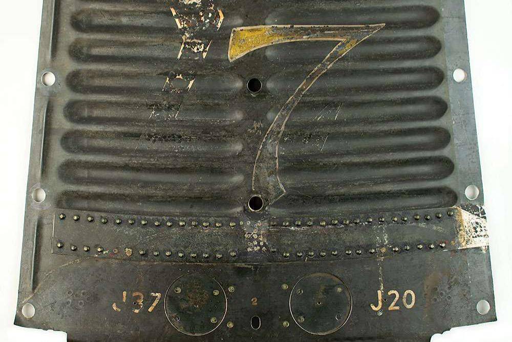 Shingle Superalloy yang diterbangkan dengan logo Sigma 7, dari wahana antariksa MA-8 Mercury yang dibuat dari paduan nikel dan kromium (commons.wikimedia.org/Steve Jurvetson)