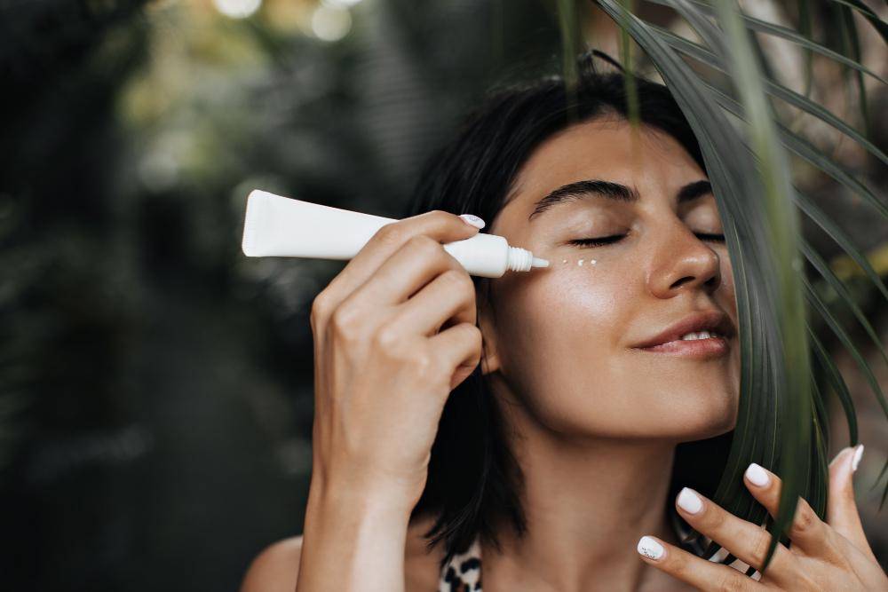 ilustrasi menggunakan eye cream (freepik.com/lookstudio)