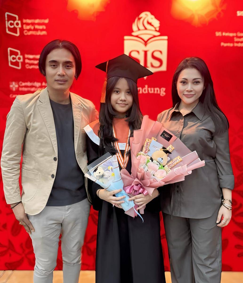 Charly van Houten Dampingi Anak Lulus SD (Instagram.com/charly_setiaku)