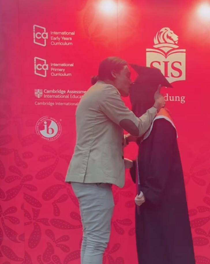 Charly van Houten Dampingi Anak Lulus SD (Instagram.com/charly_setiaku)