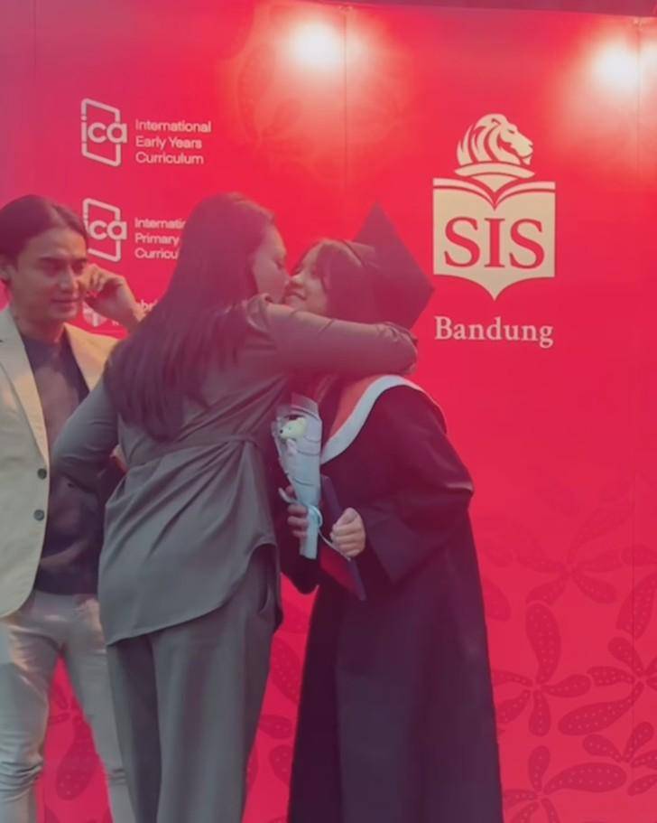 Charly van Houten Dampingi Anak Lulus SD (Instagram.com/charly_setiaku)