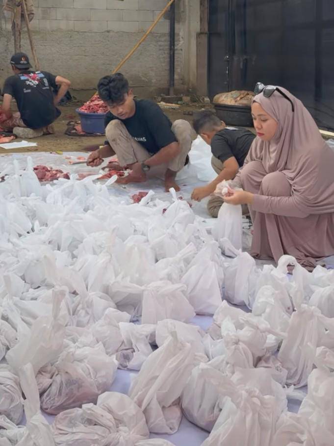 Gen Halilintar Nyembelih Hewan Kurban