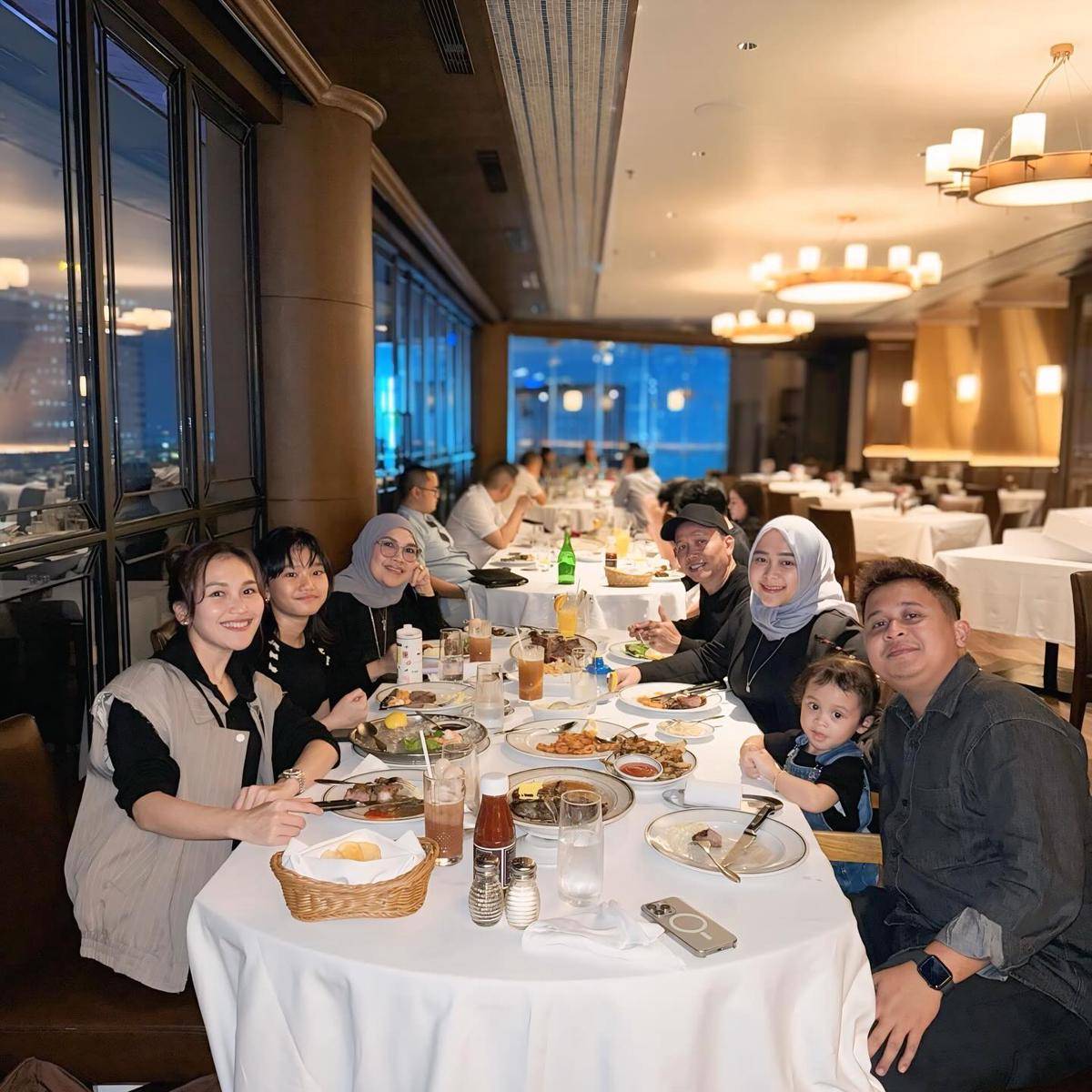 birthday dinner Ayah Ojak (instagram.com/ayutingting92)