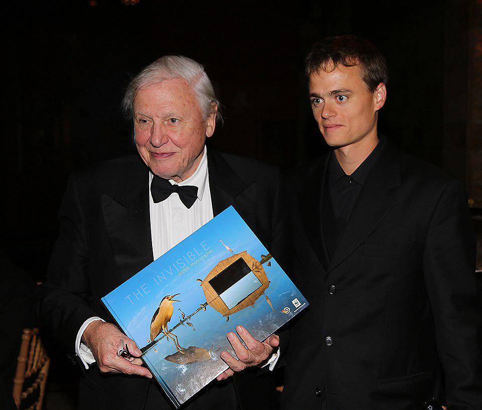 Sir David Attenborough bersama Bence Mate dalam acata BBC Wildlife Photographer of the Year (commons.wikimedia.org/Shawn Meaker)