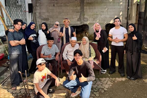 7 Potret Gen Halilintar Nyembelih Hewan Kurban Sendiri di Rumah