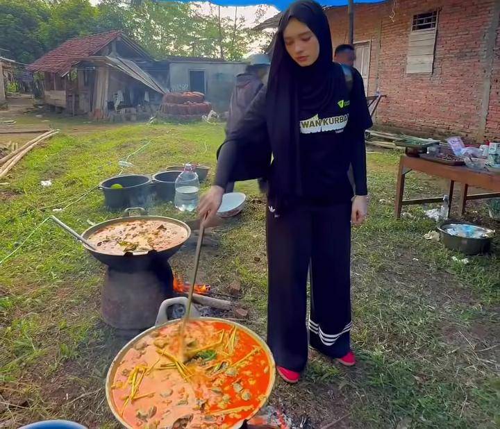 Inara Rusli bagi-bagi daging kurban ke daerah pelosok. (instagram.com/mommy_starla)